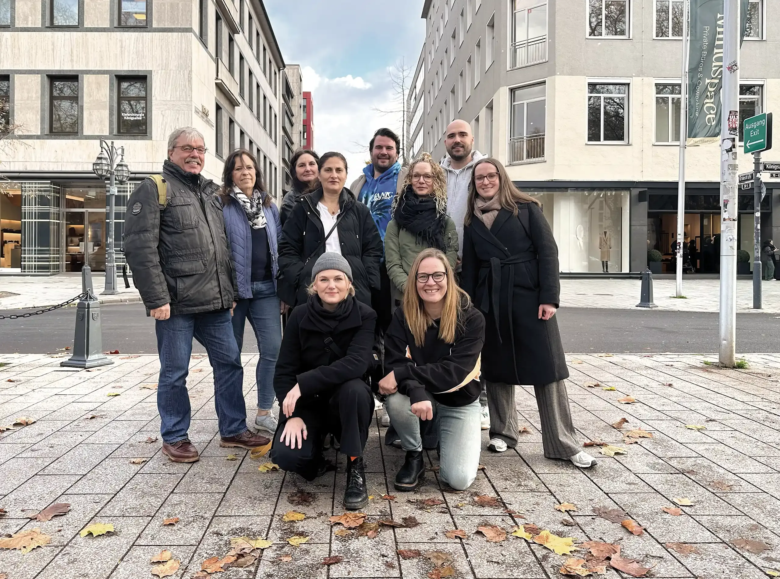 Gruppenfoto: Das Team für Betreutes Wohnen auf der Kö Brücke in Düsseldorf. Alle Betreuungsleistungen werden durch ein qualifiziertes und multiprofessionelles Team geleistet, das besonders im Bereich der Gruppenarbeit weitergebildet ist. Fortbildungen, Supervision und Dokumentation sichern die hohe Qualität der Arbeit.